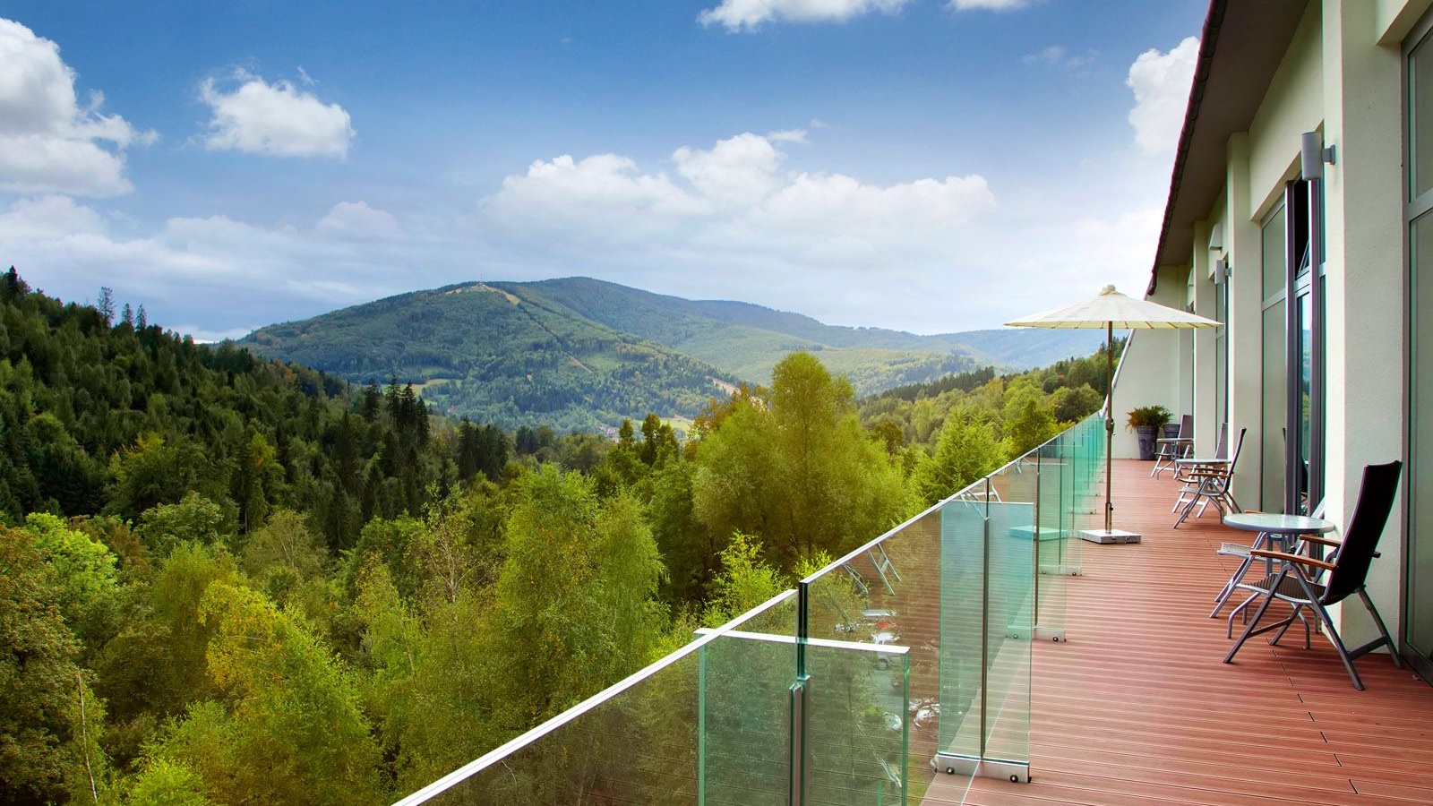 Hotel SPA restauracja konferencje nad jeziorem Mazury wypoczynek w Polsce